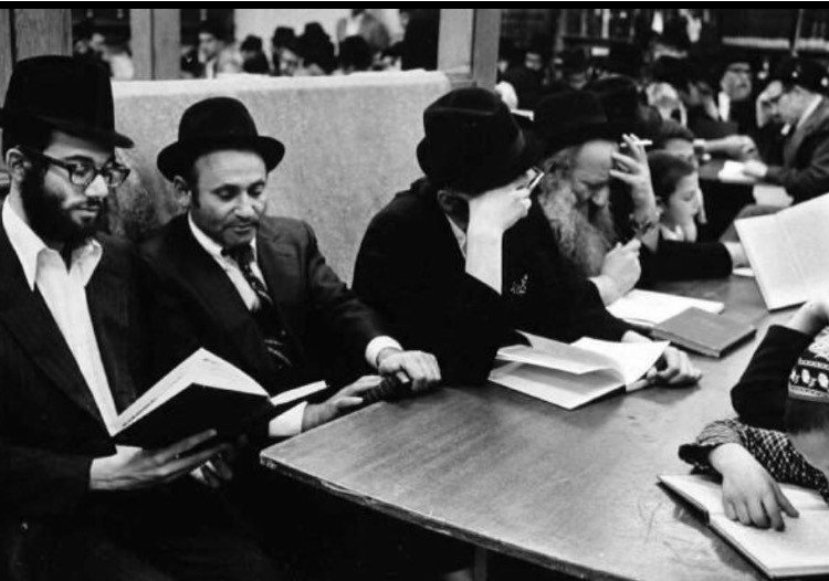 Listeners at the shiur
